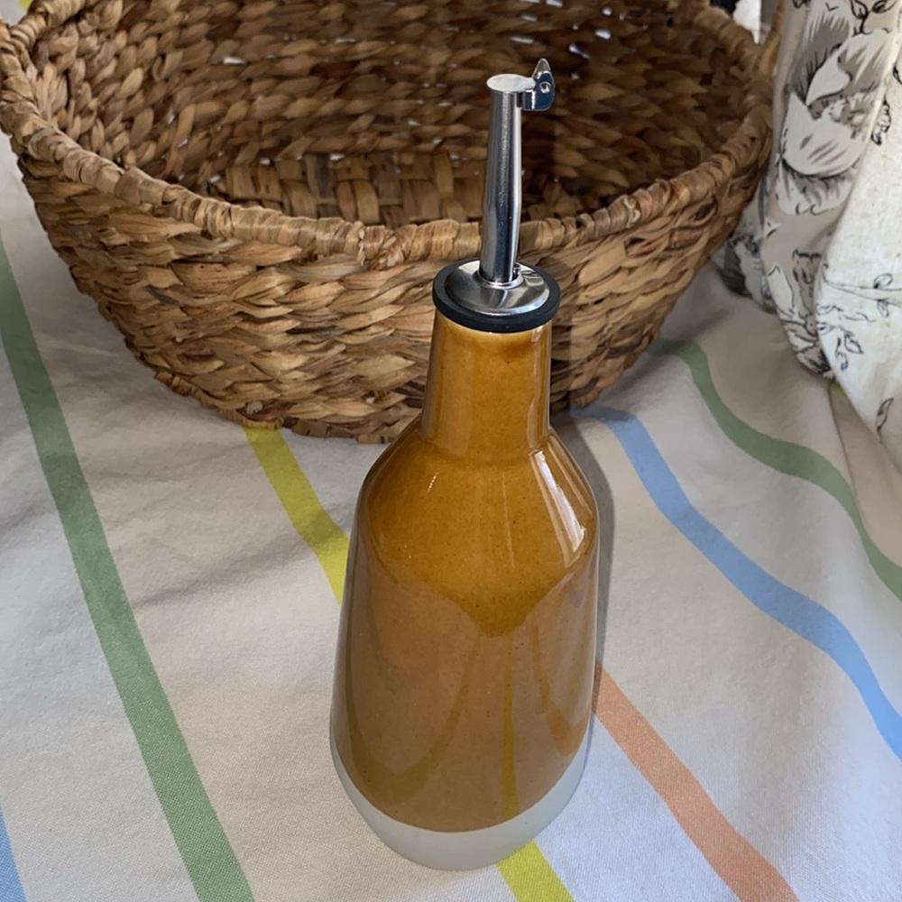 kAKI ceramic olive oil dispenser
Modern design sauce, bottle for kitchen